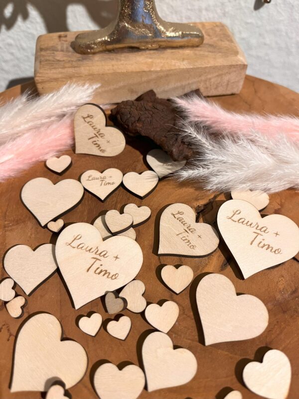 Personalisierte Streudeko Herz aus Holz – Bild 2