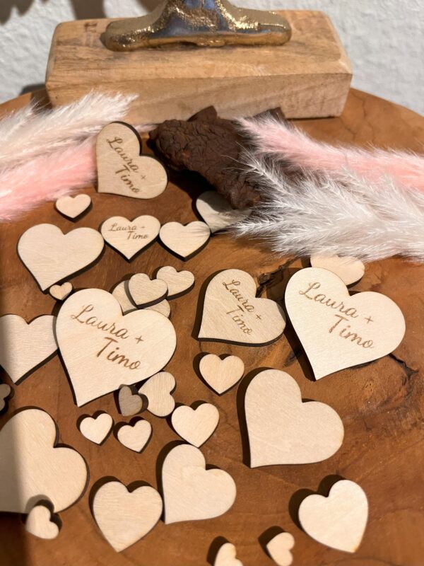 Personalisierte Streudeko Herz aus Holz – Bild 4