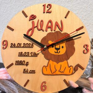 Personalisierte Wanduhr für Kinder mit süßem Löwenmotiv 27x2,5cm