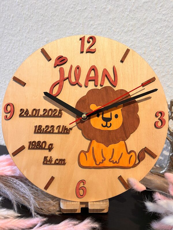 Personalisierte Wanduhr für Kinder mit süßem Löwenmotiv 27x2,5cm
