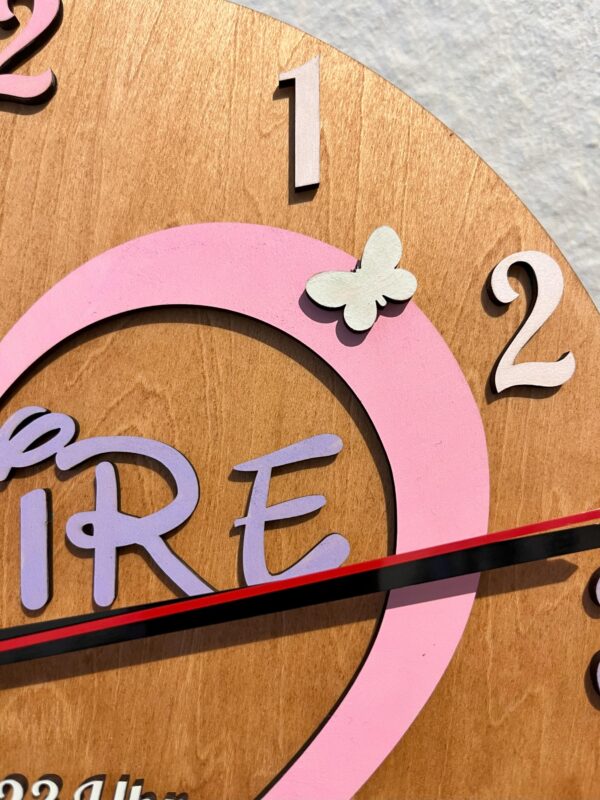Personalisierte Kinderzimmer Wanduhr mit Herzmotiv 27x2,5cm – Bild 6
