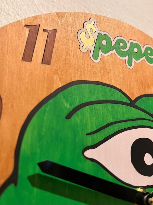 Handgefertigte Pepe the Frog Wanduhr aus Holz – 27x2,5cm, schleichendes Uhrwerk – Bild 4