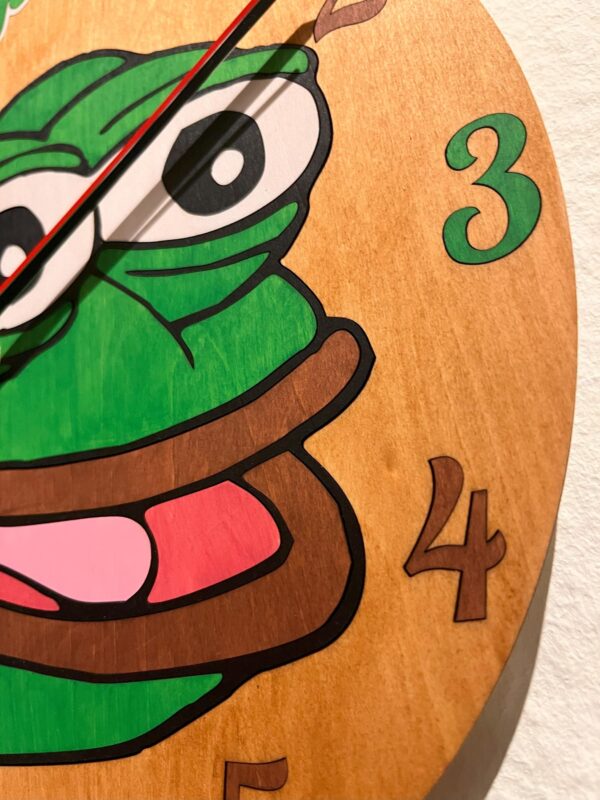 Handgefertigte Pepe the Frog Wanduhr aus Holz – 27x2,5cm, schleichendes Uhrwerk – Bild 5
