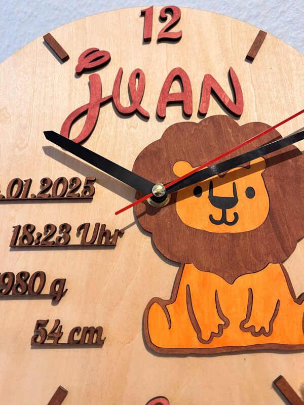 Personalisierte Wanduhr für Kinder mit süßem Löwenmotiv 27x2,5cm – Bild 2