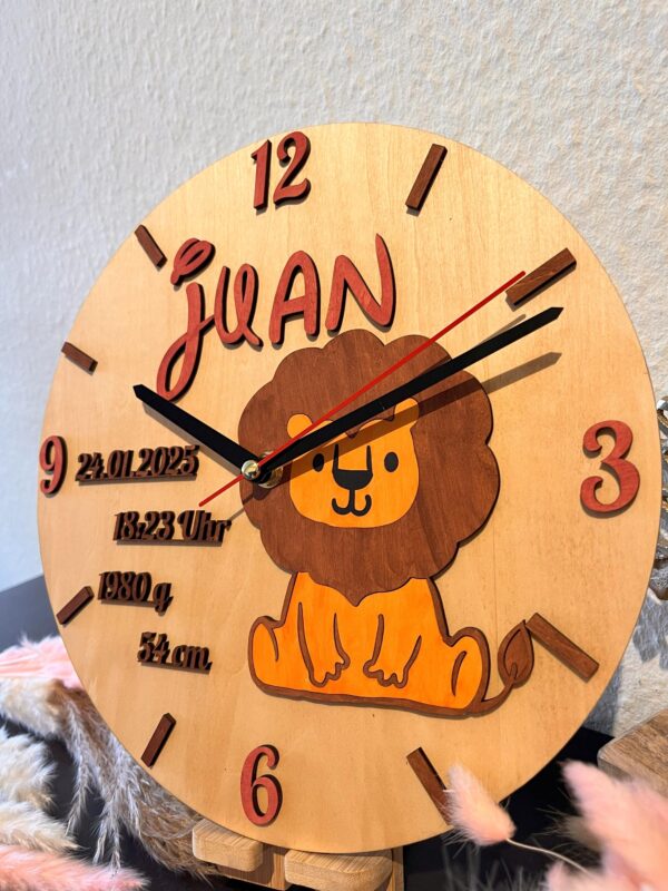 Personalisierte Wanduhr für Kinder mit süßem Löwenmotiv 27x2,5cm – Bild 4