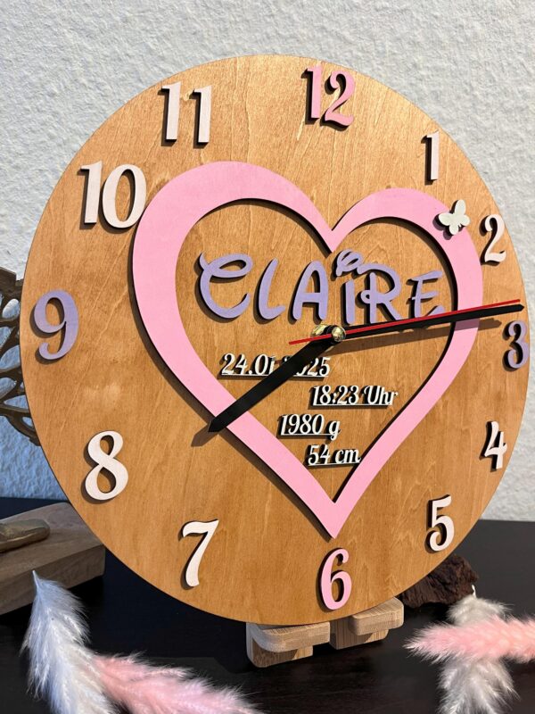 Personalisierte Kinderzimmer Wanduhr mit Herzmotiv 27x2,5cm – Bild 2