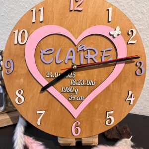 Personalisierte Kinderzimmer Wanduhr mit Herzmotiv 27x2,5cm