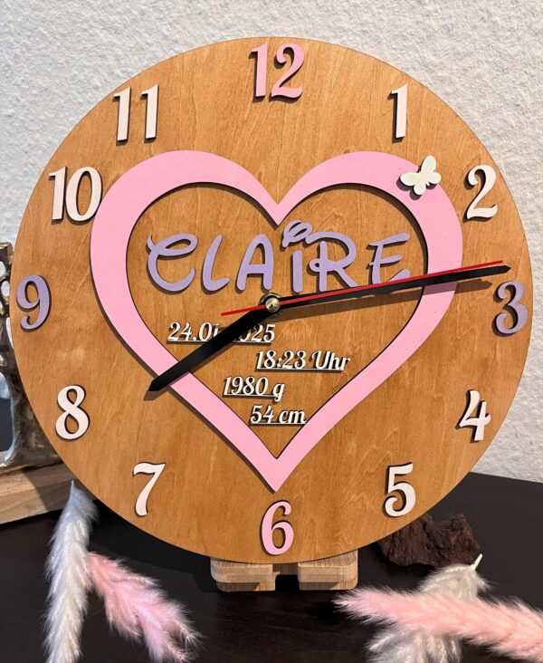 Personalisierte Kinderzimmer Wanduhr mit Herzmotiv 27x2,5cm