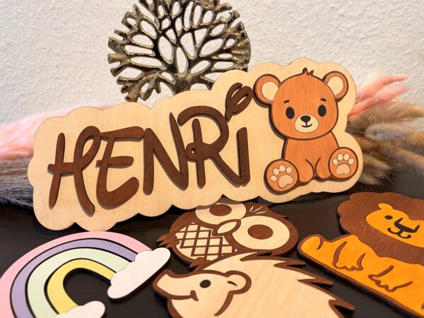 Personalisiertes Namensschild aus Holz | Türschild mit Wunschname & Motiv