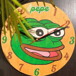 Handgefertigte Pepe the Frog Wanduhr aus Holz – 27x2,5cm, schleichendes Uhrwerk