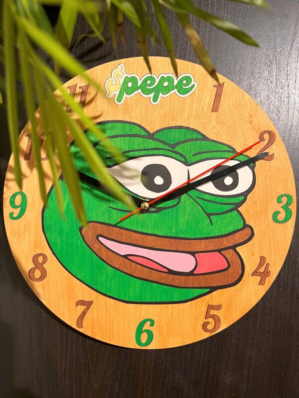 Handgefertigte Pepe the Frog Wanduhr aus Holz – 27x2,5cm, schleichendes Uhrwerk