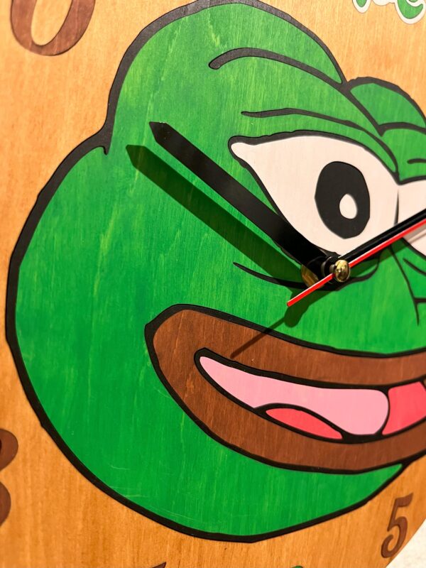Handgefertigte Pepe the Frog Wanduhr aus Holz – 27x2,5cm, schleichendes Uhrwerk – Bild 2