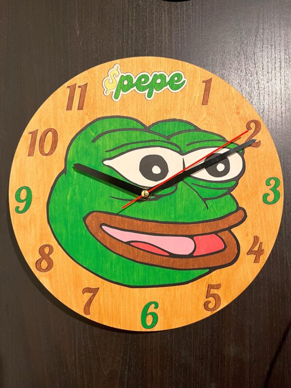 Handgefertigte Pepe the Frog Wanduhr aus Holz – 27x2,5cm, schleichendes Uhrwerk – Bild 6