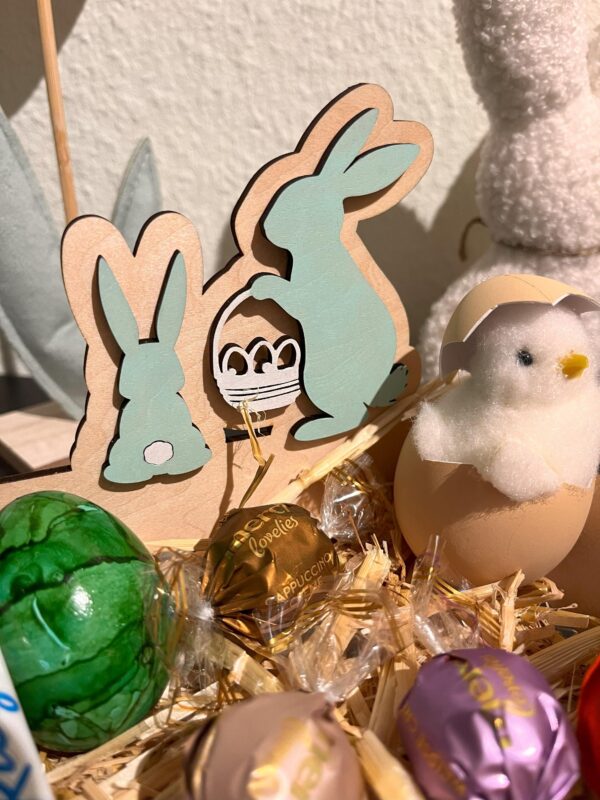 Individualisiertes Osterkörbchen aus Holz mit Namen, filigran ausgeschnitten, handbemalt – Bild 4