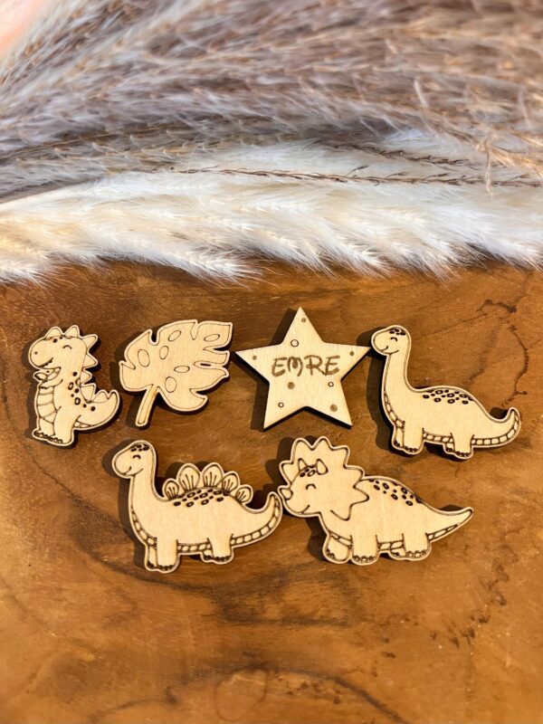 DINO SAFARI Personalisierte Streudeko Dinosaurier mit Namensgravur – Individuelle Tischdekoration – Bild 3